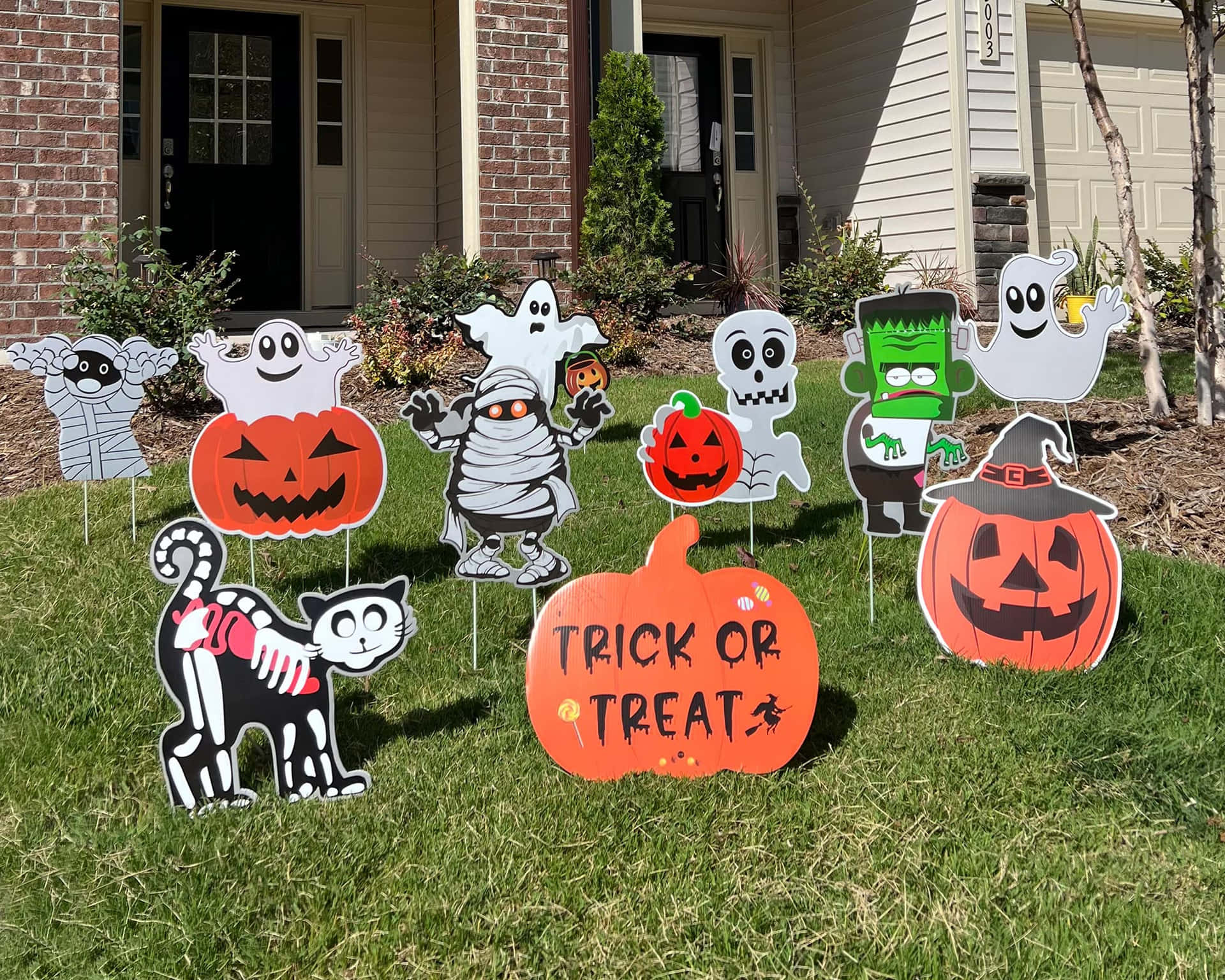 "Get creative with your spooky Halloween yard decorations!" Wallpaper