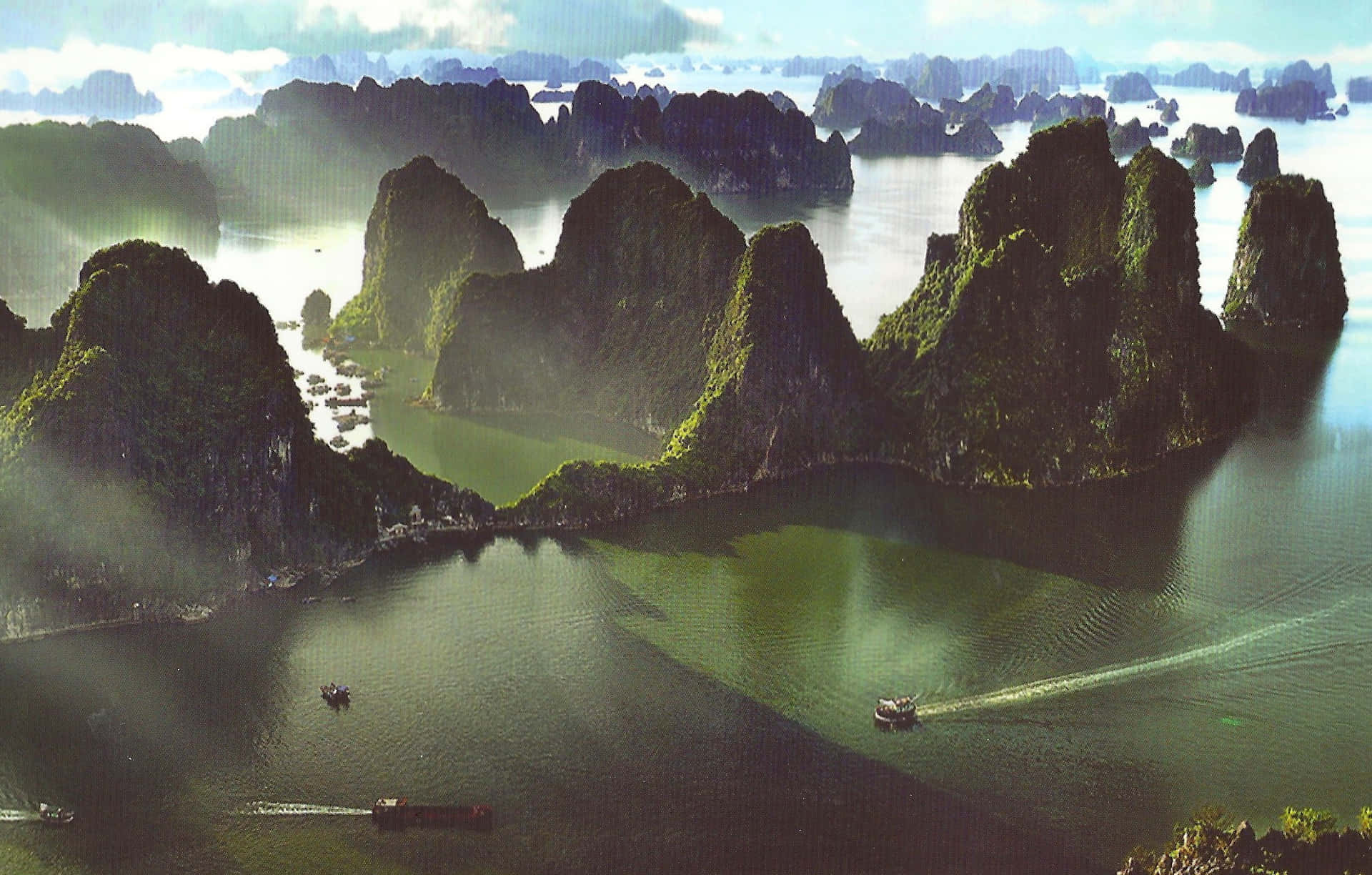 Halong Bay's Majestic Scenery Wallpaper
