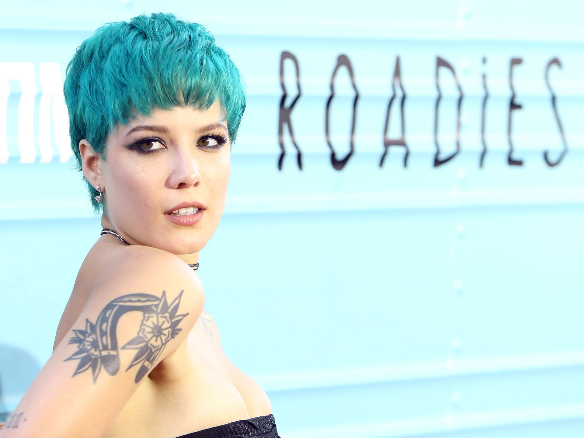 Download Halsey With Teal Hair Wallpaper
