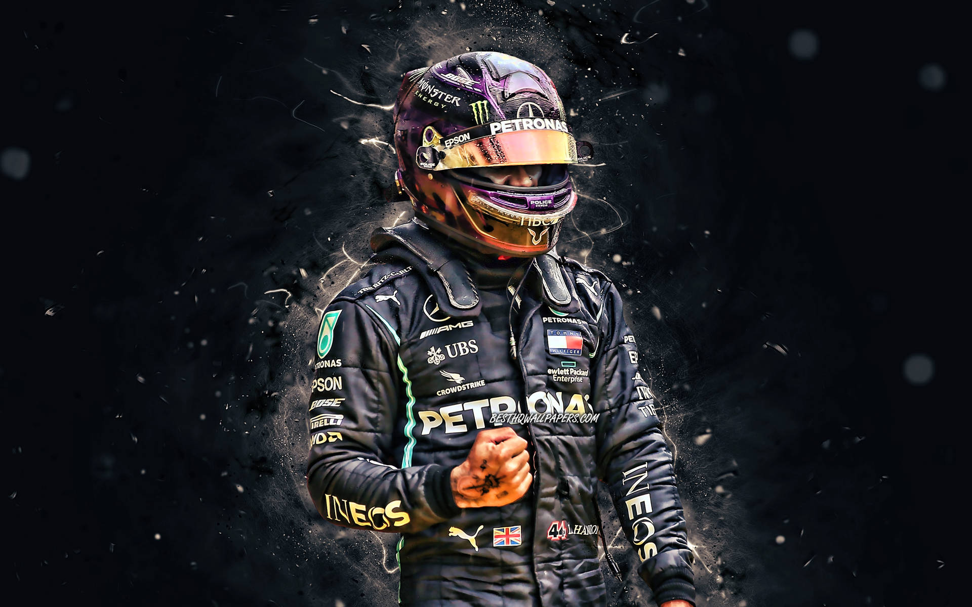 Mercedesamg Petronas Motorsport's Lewis Hamilton Auf Der Startaufstellung Wallpaper