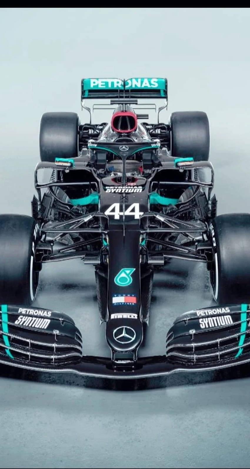 Lewishamilton De Fórmula 1 Sentado En Su Auto De Carreras. Fondo de pantalla