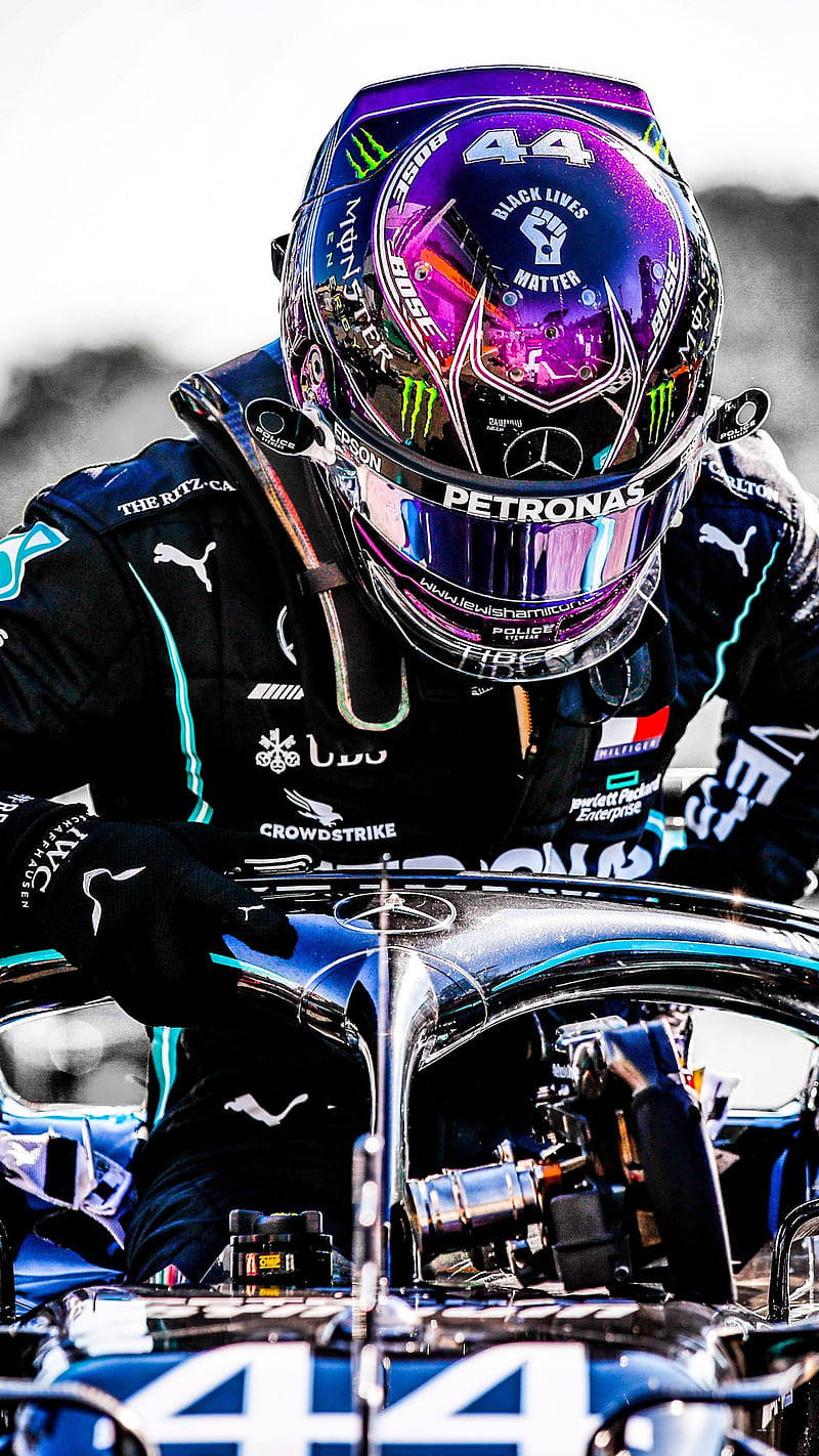 Cascocolorido De Lewis Hamilton F1 Fondo de pantalla