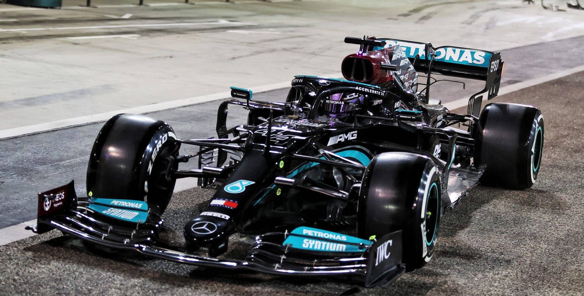 Vistafrontal Del Mercedes De Lewis Hamilton F1 Fondo de pantalla