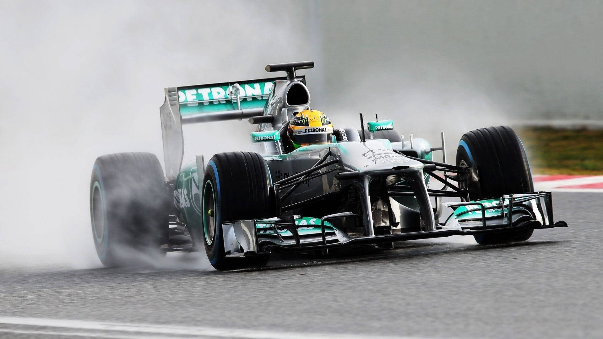 Vistafrontal Del Coche De Carreras De Mercedes De Hamilton En La F1. Fondo de pantalla