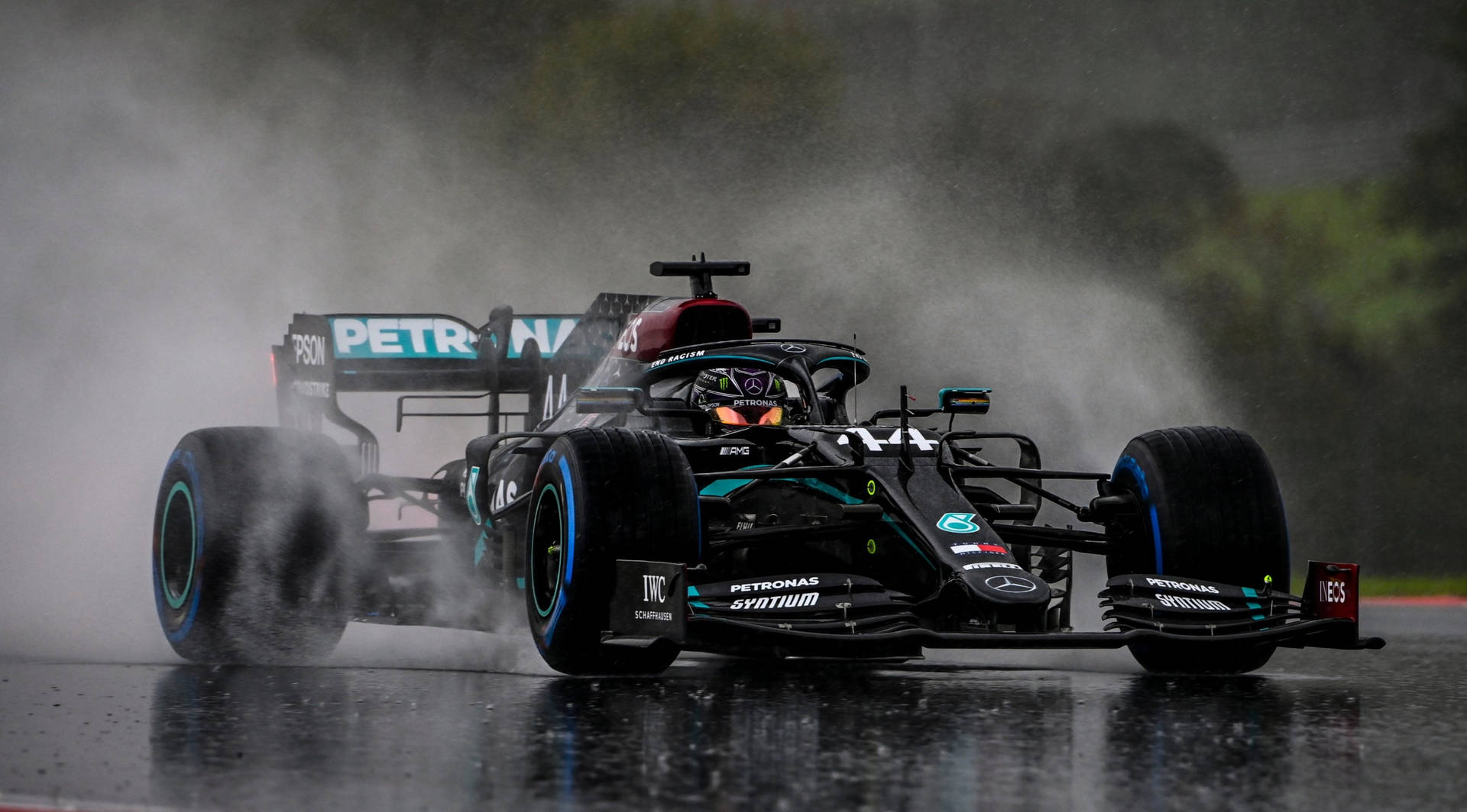 forestEn Mercedes racing bil køre gennem regnskoven Wallpaper