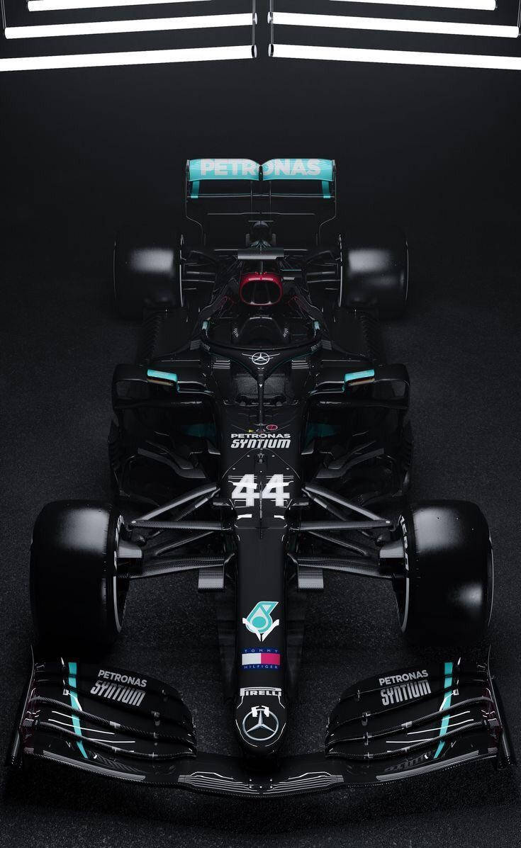 Mercedes F1-bil i et mørkt værelse Wallpaper