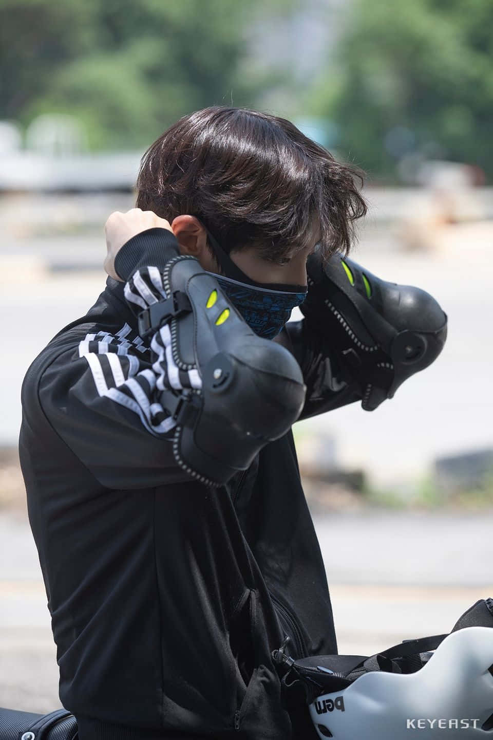 Han Seojun ser skarp ud i et raketmønstret jakkesæt Wallpaper