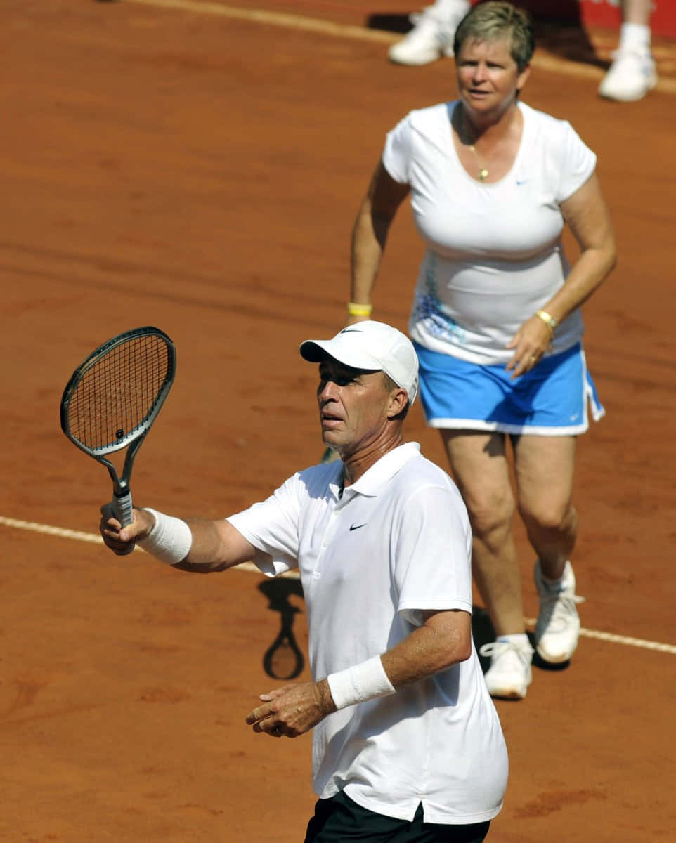Hanamandlíková Spielt Zusammen Mit Einem Anderen Spieler Tennis. Wallpaper