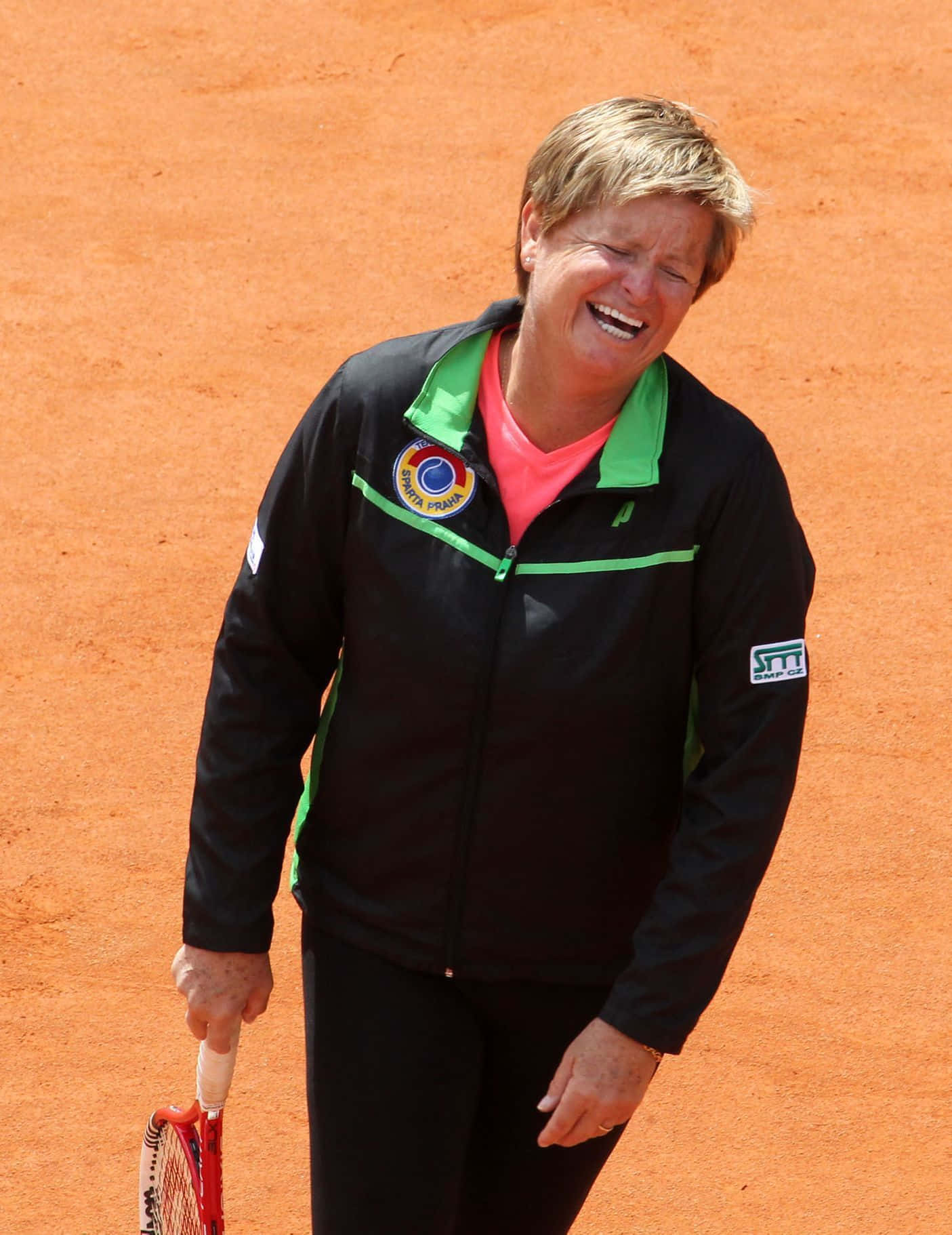 Hana Mandlíková smiler, mens hun holder en tennisracket Wallpaper
