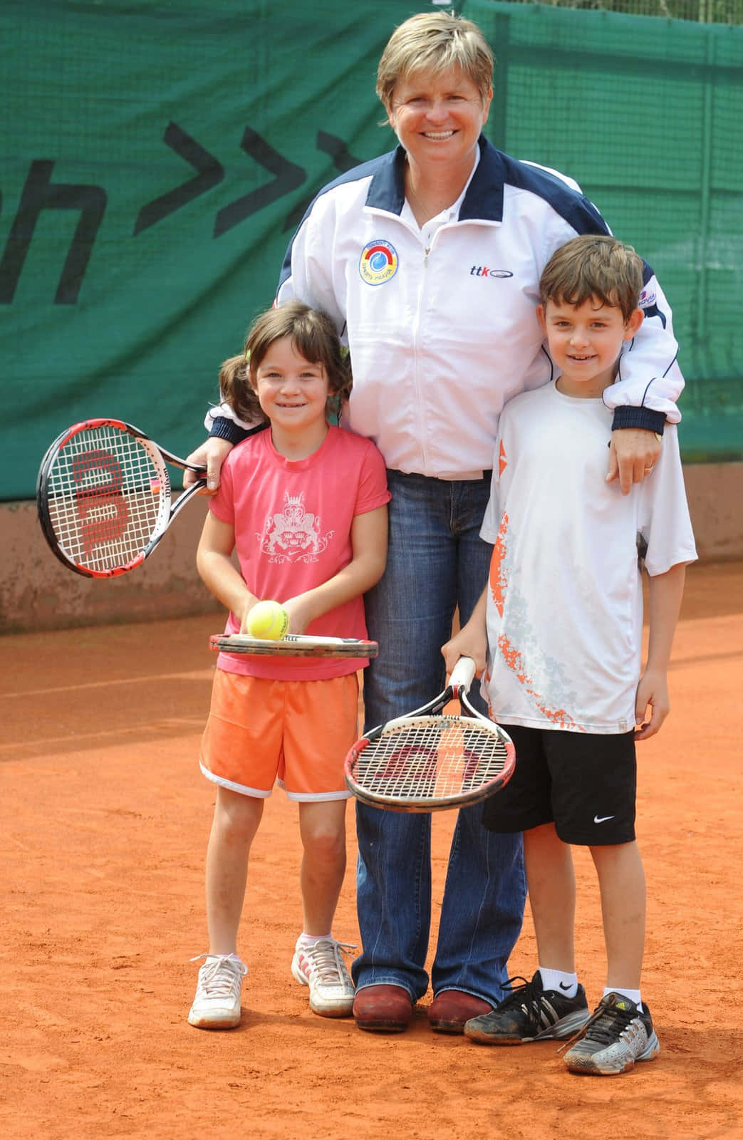 Hanamandlikova Junto Con Los Niños En El Campamento De Tenis Para Niños. Fondo de pantalla