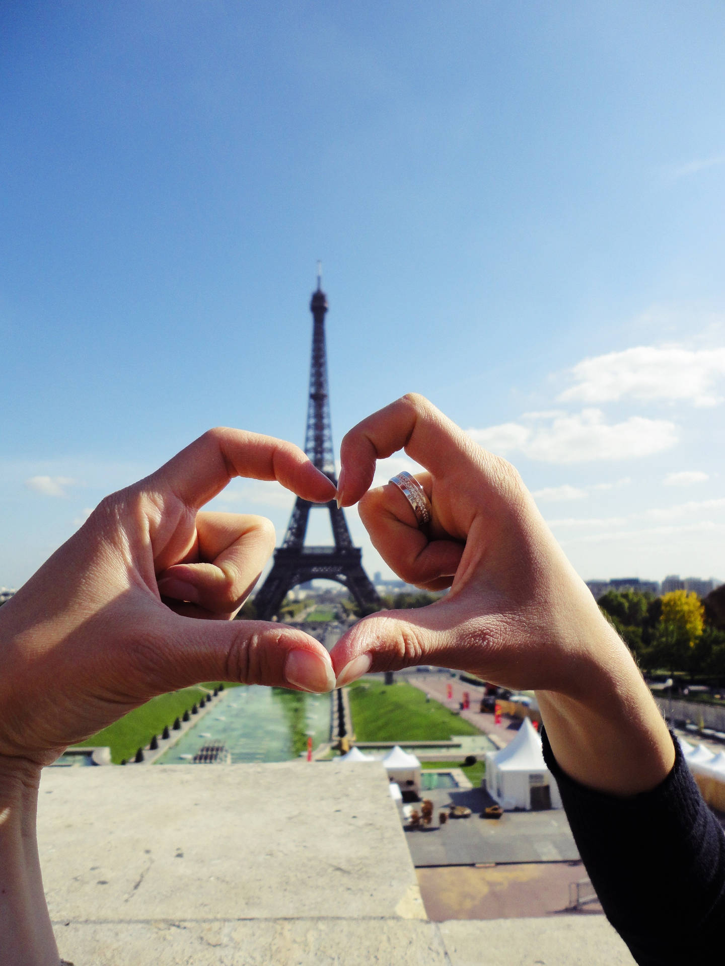 Handheart Eiffel Tower Skulle Översättas Som Handhjärta Eiffeltornet. Det Kan Vara En Fin Design Att Ha Som Datorskärmsbild Eller Bakgrundsbild På Mobiltelefonen. Wallpaper