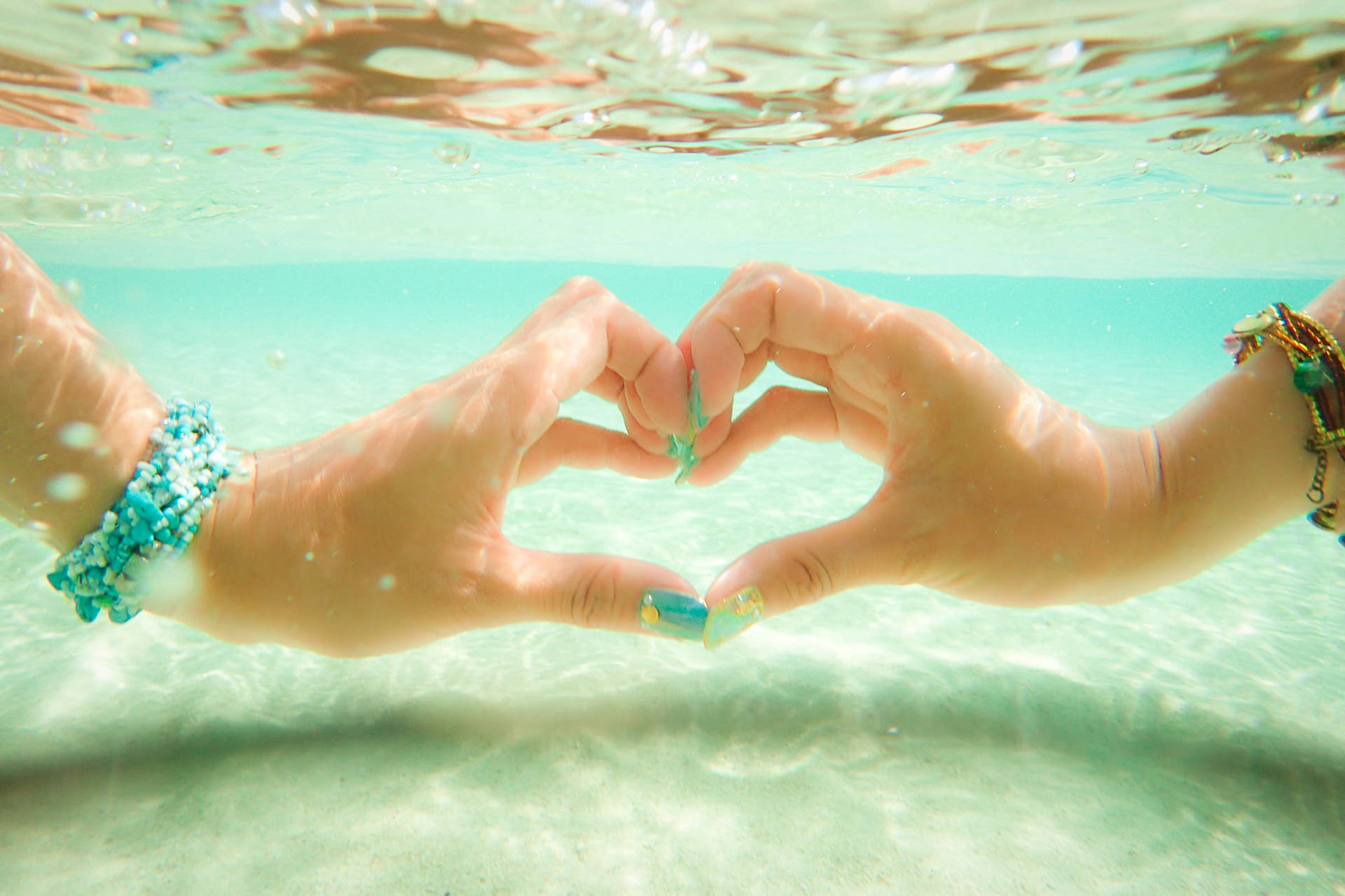 Hånd Heart Underwater Wallpaper