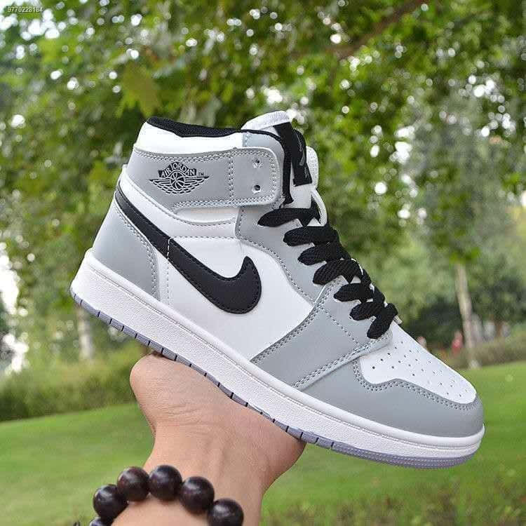 Handensom Håller En Nike Jordan-sko Wallpaper