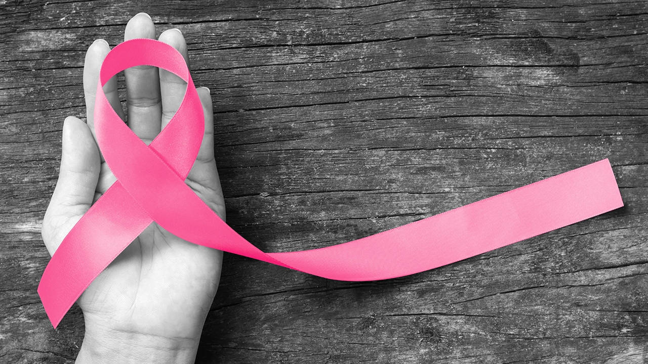 Hand,das Ein Ribbon Für Die Brustkrebs-aufklärung Hält Wallpaper