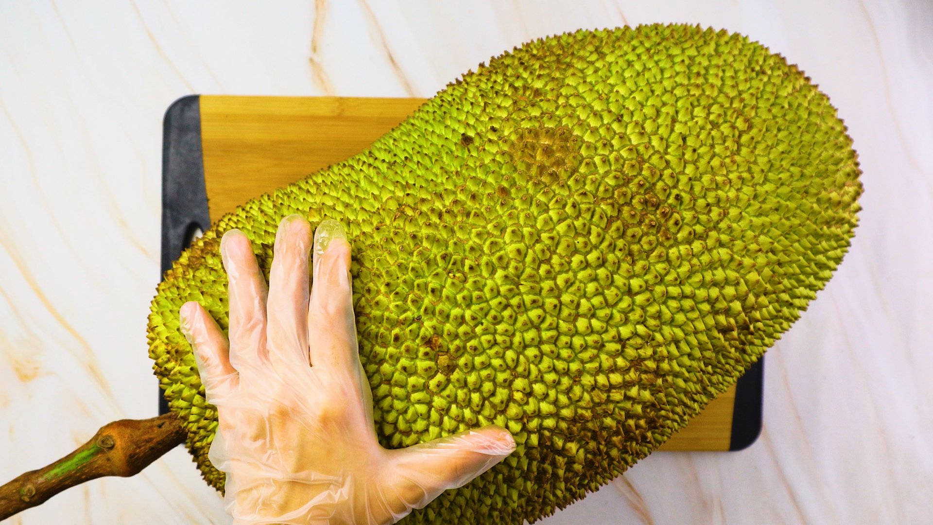 Manososteniendo Una Jackfruit Madura. Fondo de pantalla