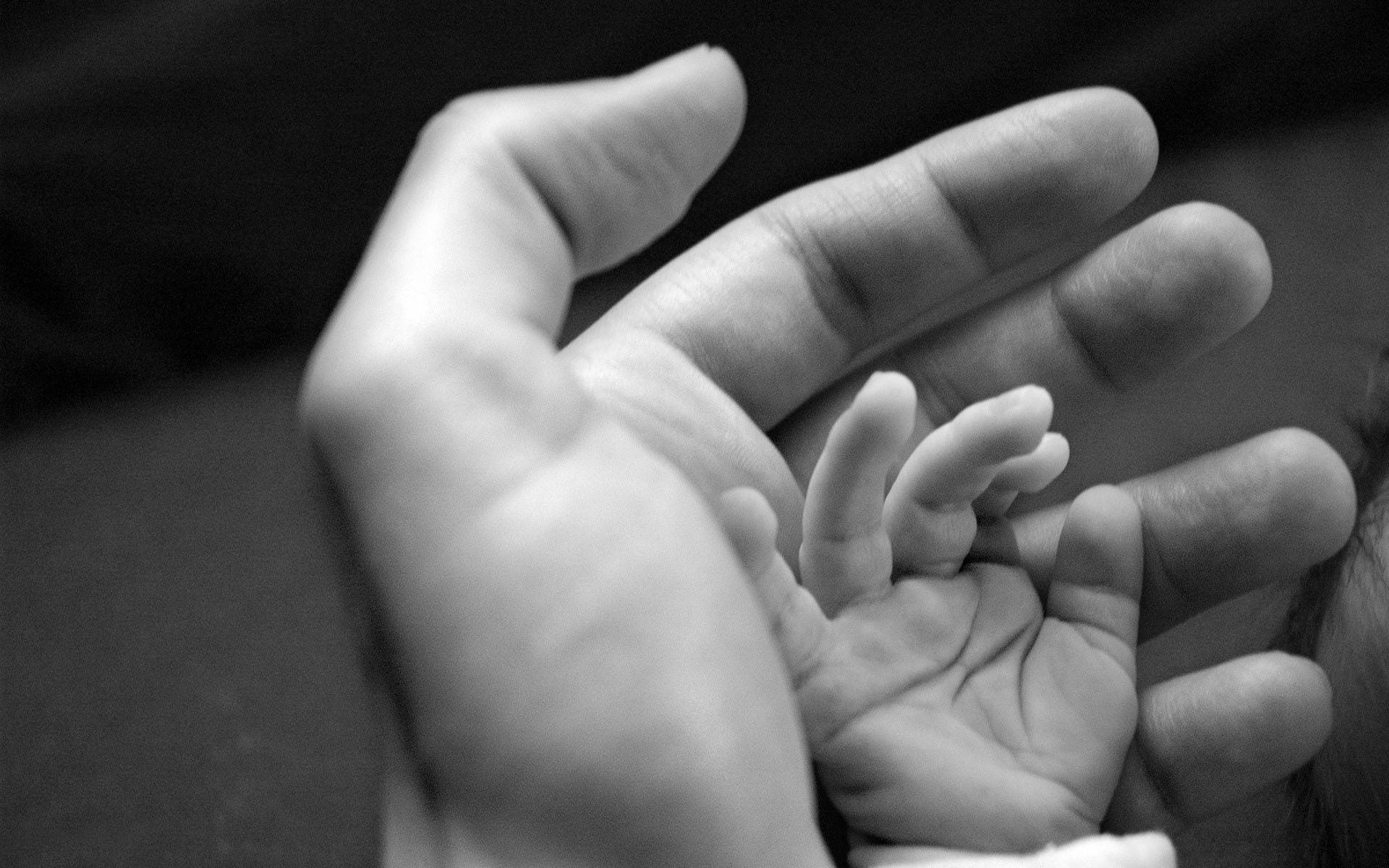 Handin Hand Neugeborenes Baby Wallpaper