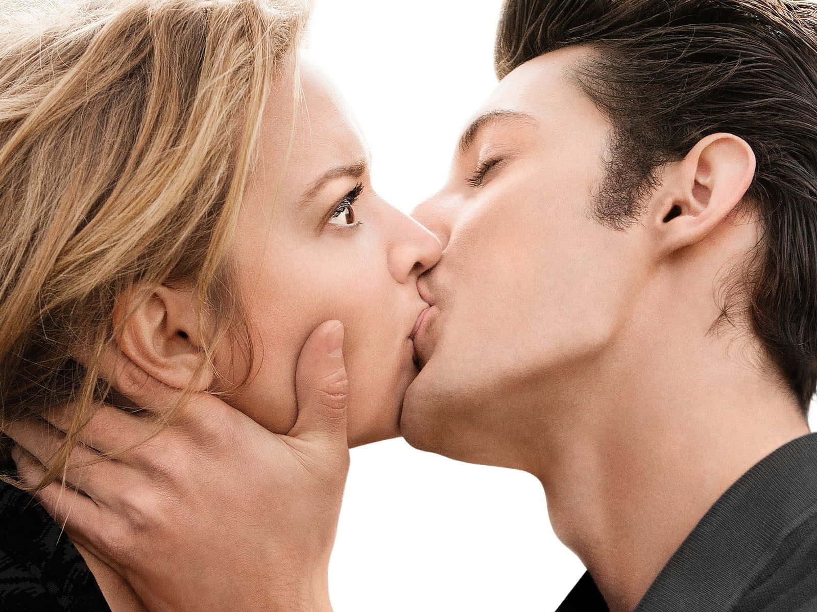 Handsome Man Kissing Her Lips Wallpaper