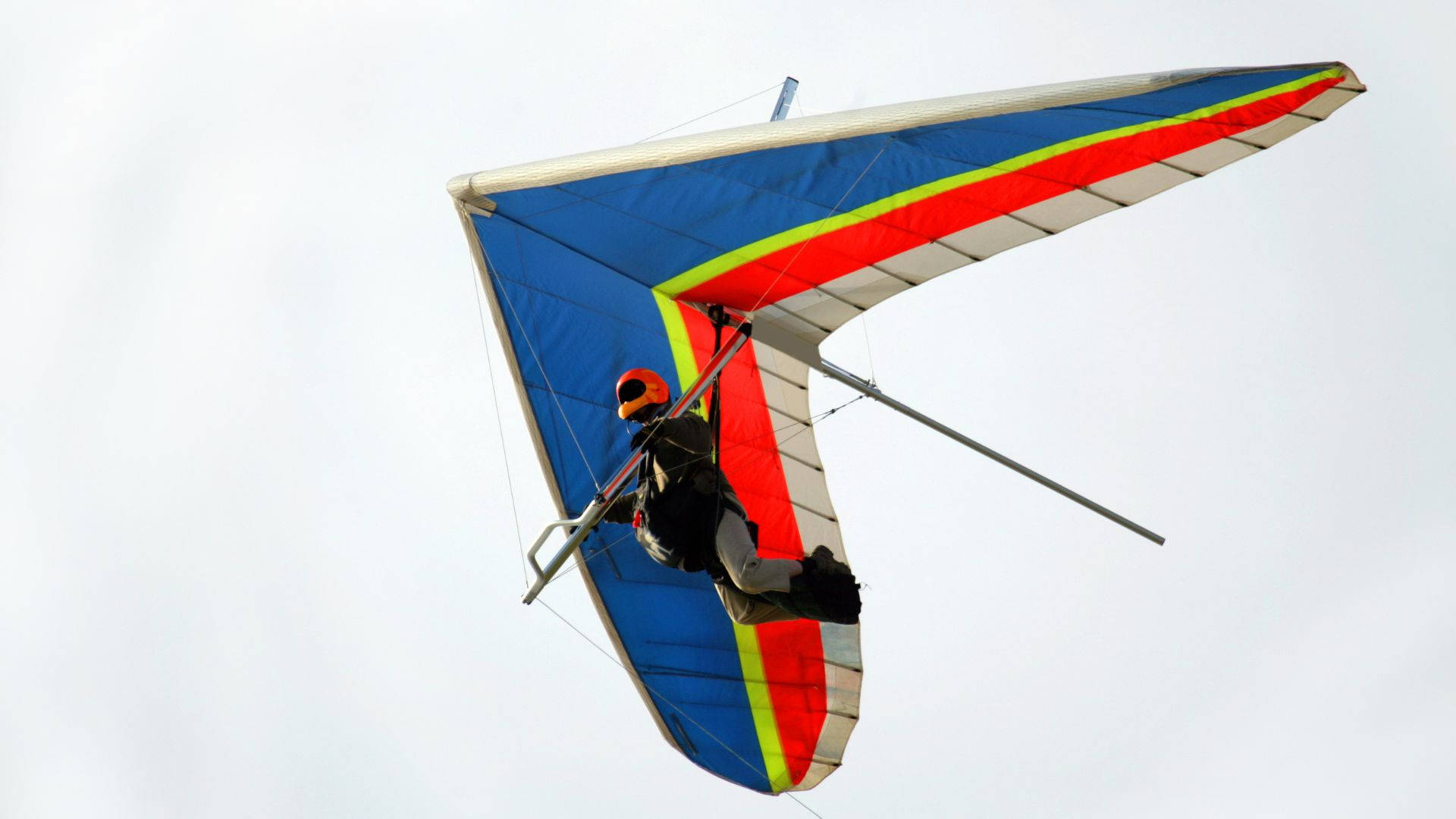 Hangflyvning mand Side Flying på en solskinsblå himmel. Wallpaper