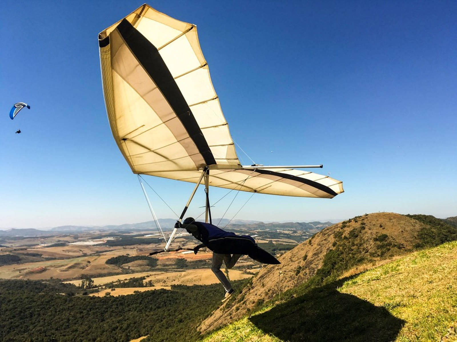 Hang Gliding Pilot Udsendelseshøj Skydags solrige dag Wallpaper