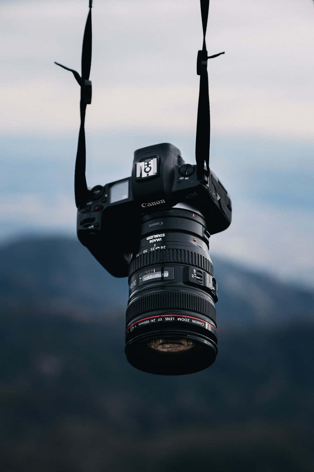 Hængende fotografering kamera mod bjerg baggrund Wallpaper