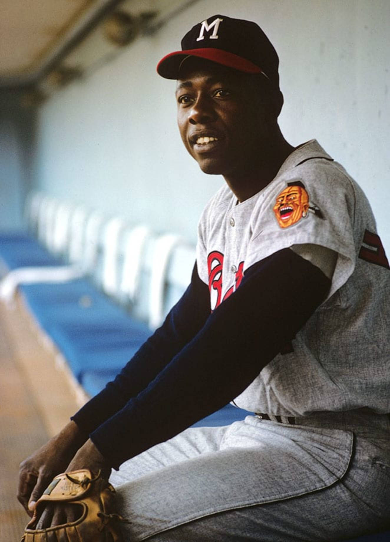 (translation: Hank Aaron Smiling In The Dugout - Extended Wallpaper Design) Wallpaper