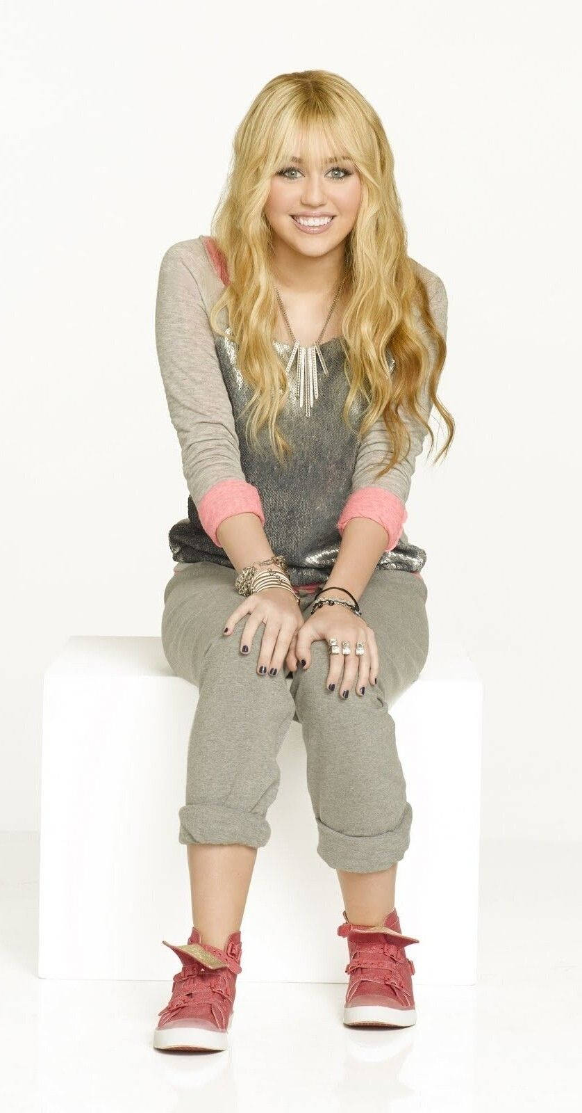 Hannah Montana Sitting Wallpaper