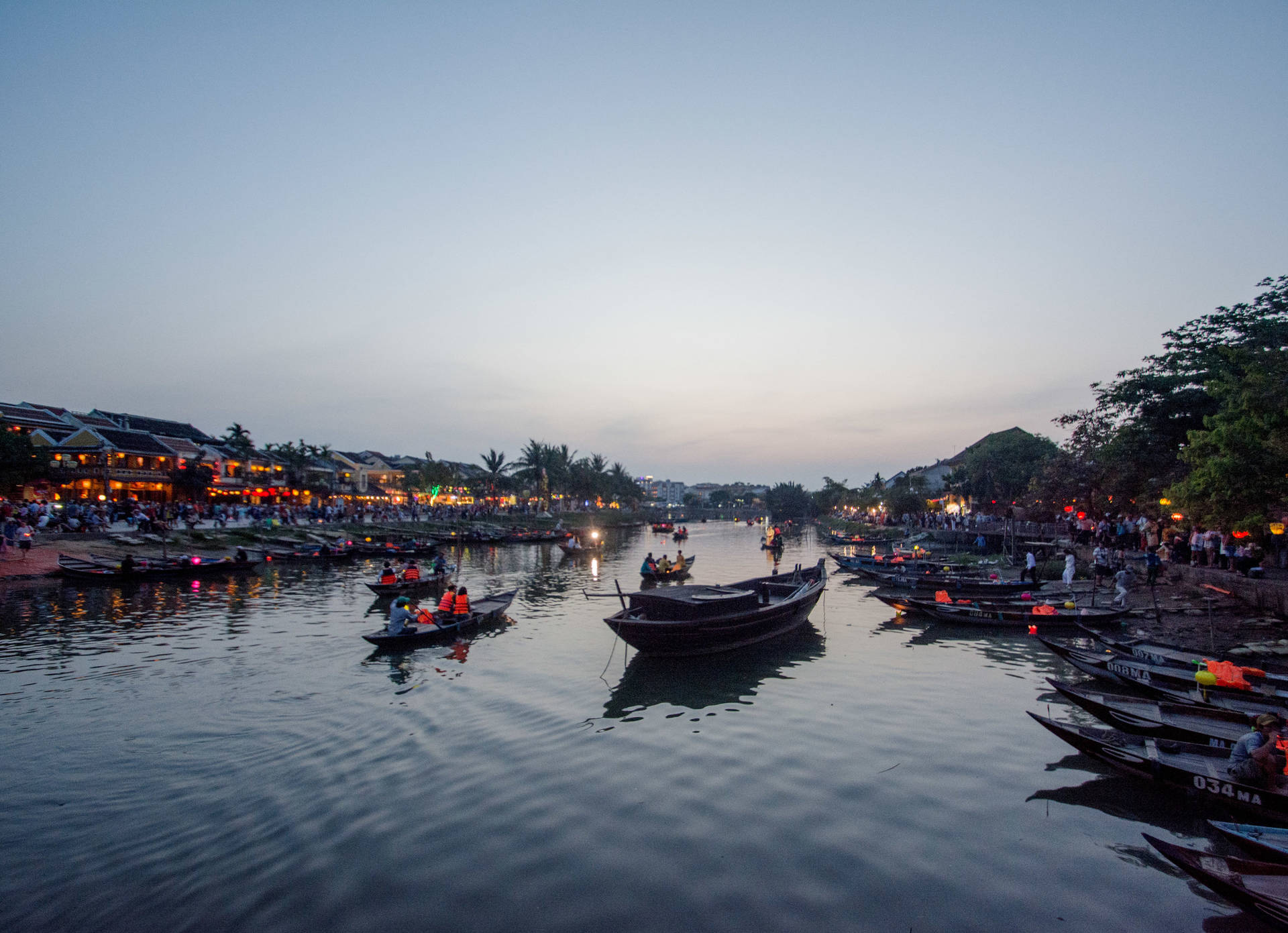 Hanoi's Hoan Kiem Lake sprøjtes med sirlig præcision. Wallpaper