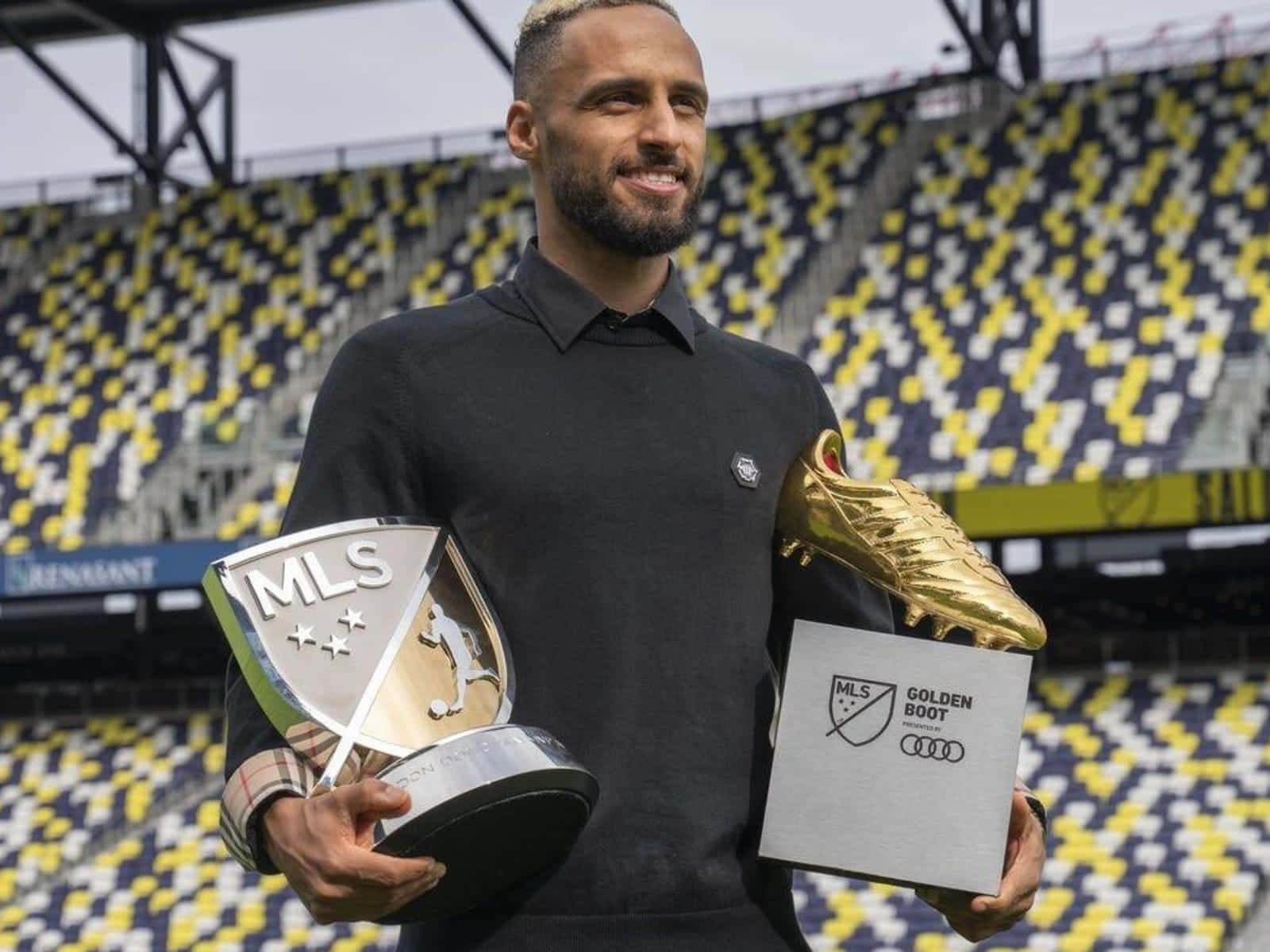 Hany Mukhtar holding 2022 Landon Donovan MLS MVP Trophy Wallpaper