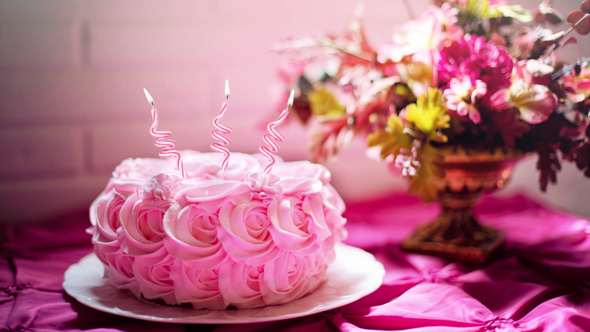 Happy Birthday Flower Cake With Bouquet Wallpaper