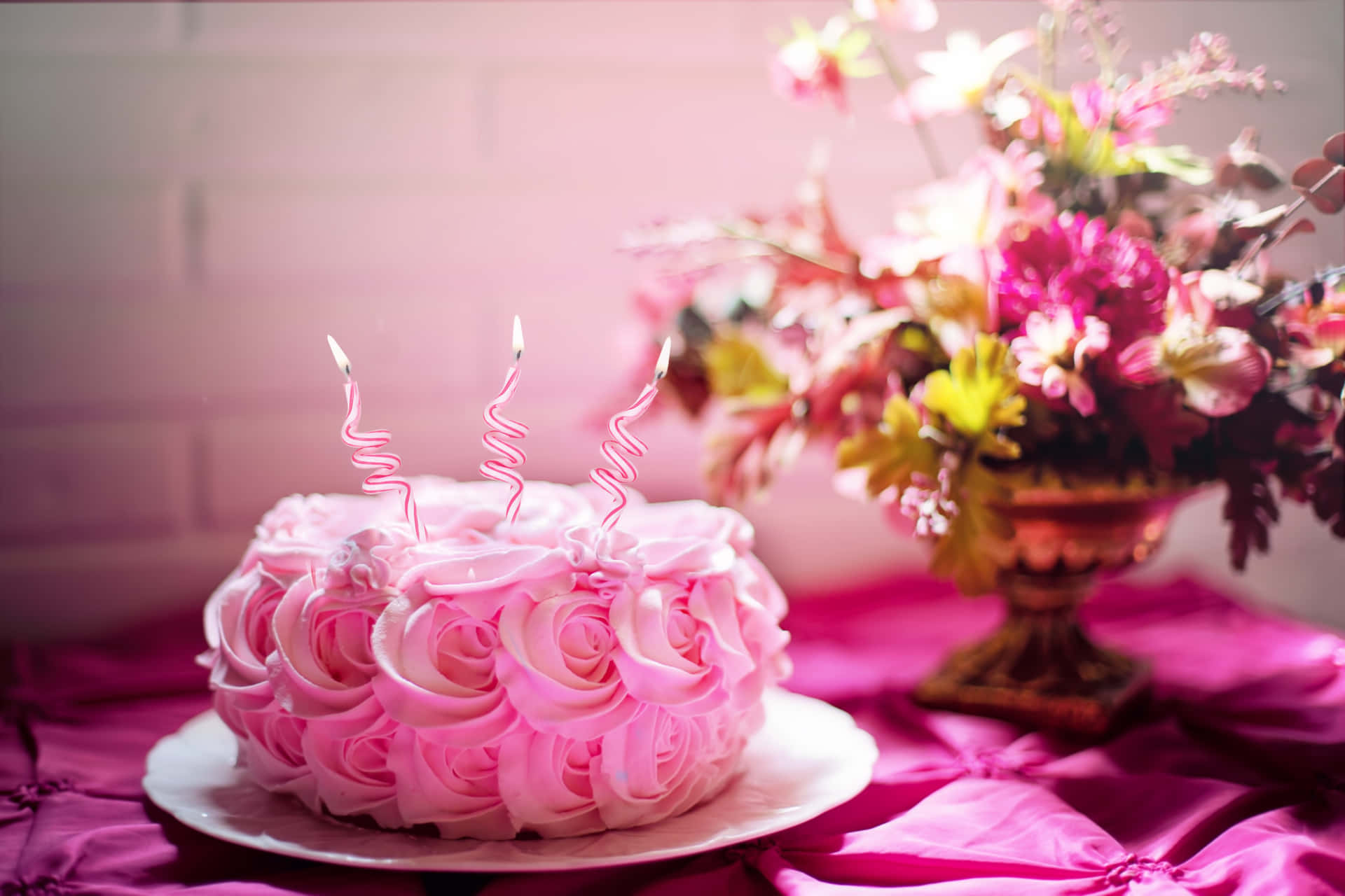 Immaginedi Una Torta Di Compleanno Rosa Con Una Rosa Felice