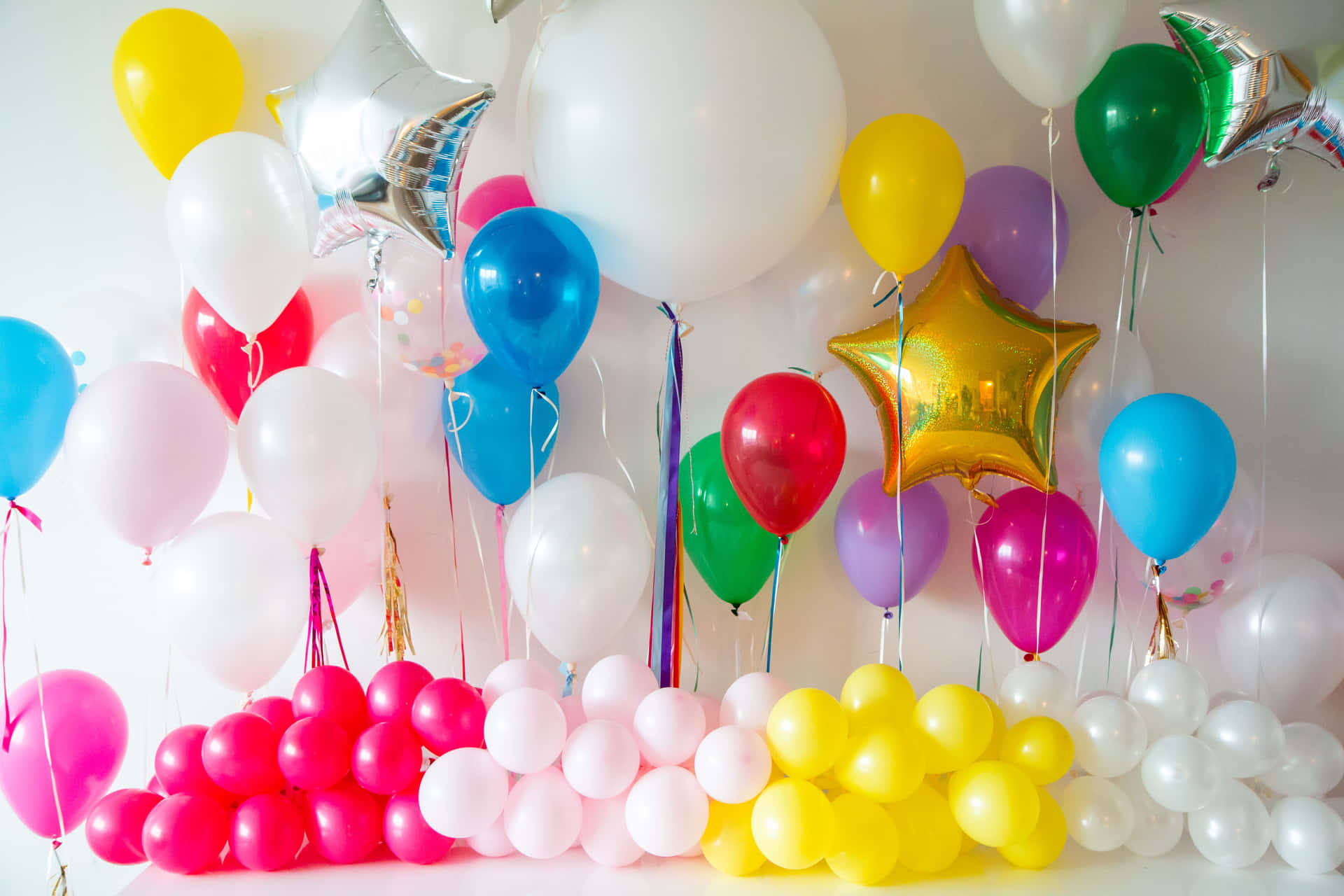 Forskellige balloner glade fødselsdags zoom baggrund