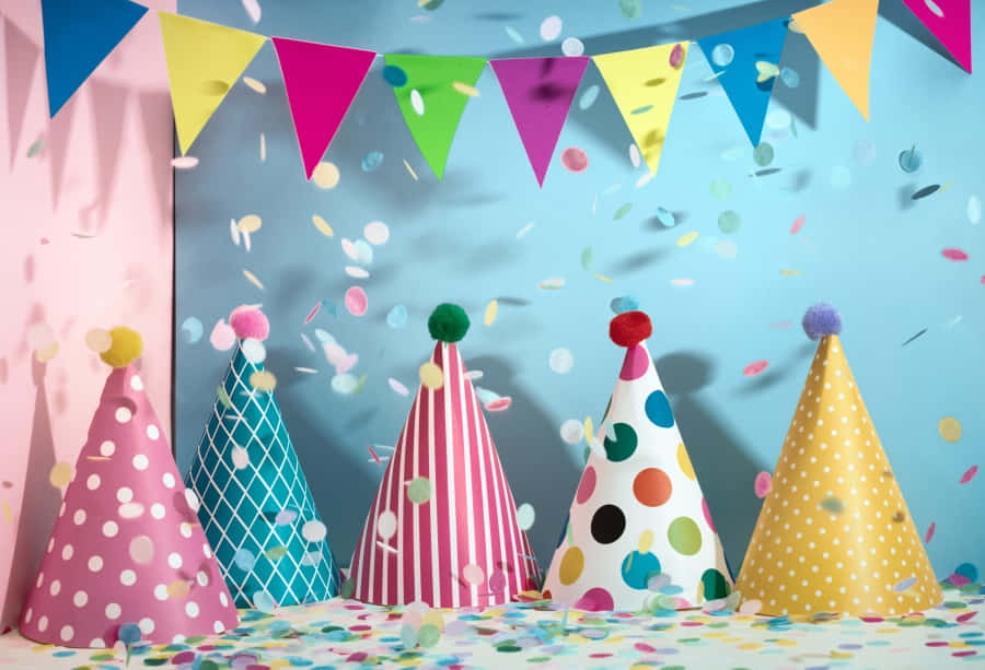 Farverige fødselsdagshatte med konfetti og bånd