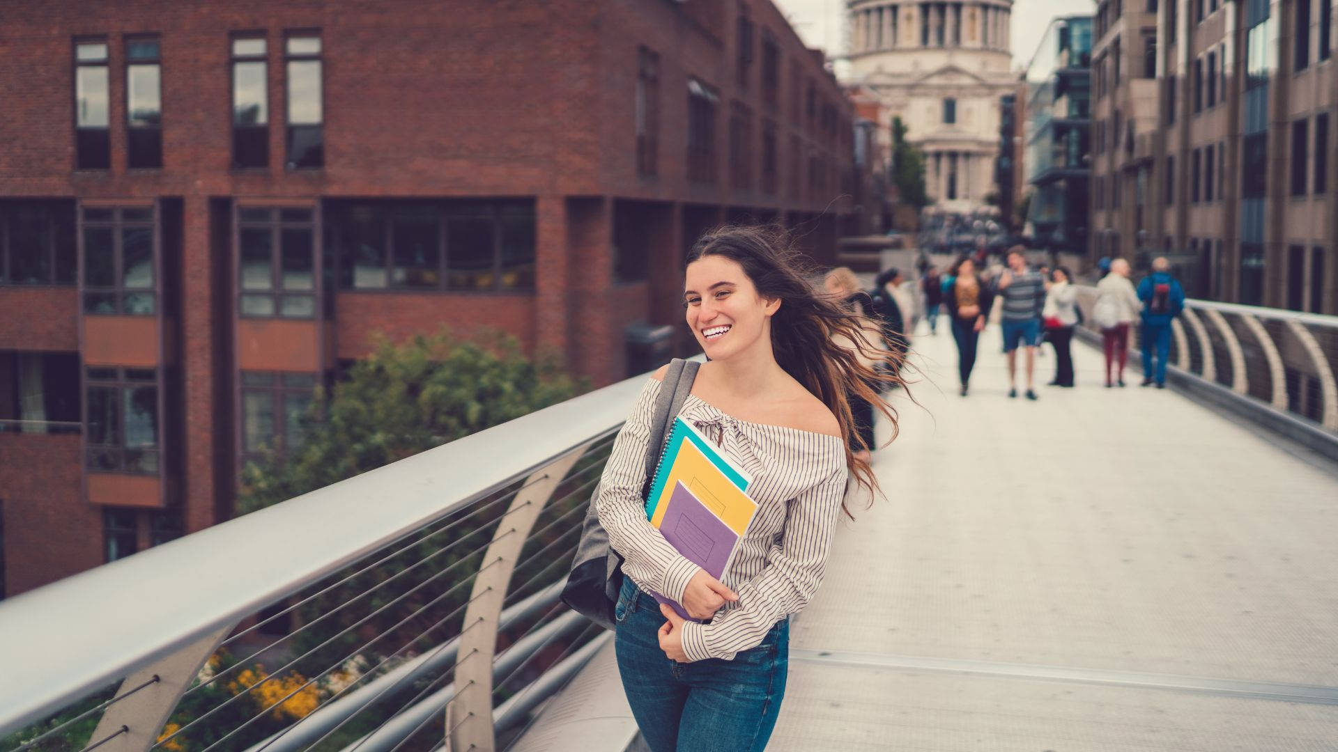 Estudianteuniversitario Feliz Con Beca, Puente Del Milenio Fondo de pantalla