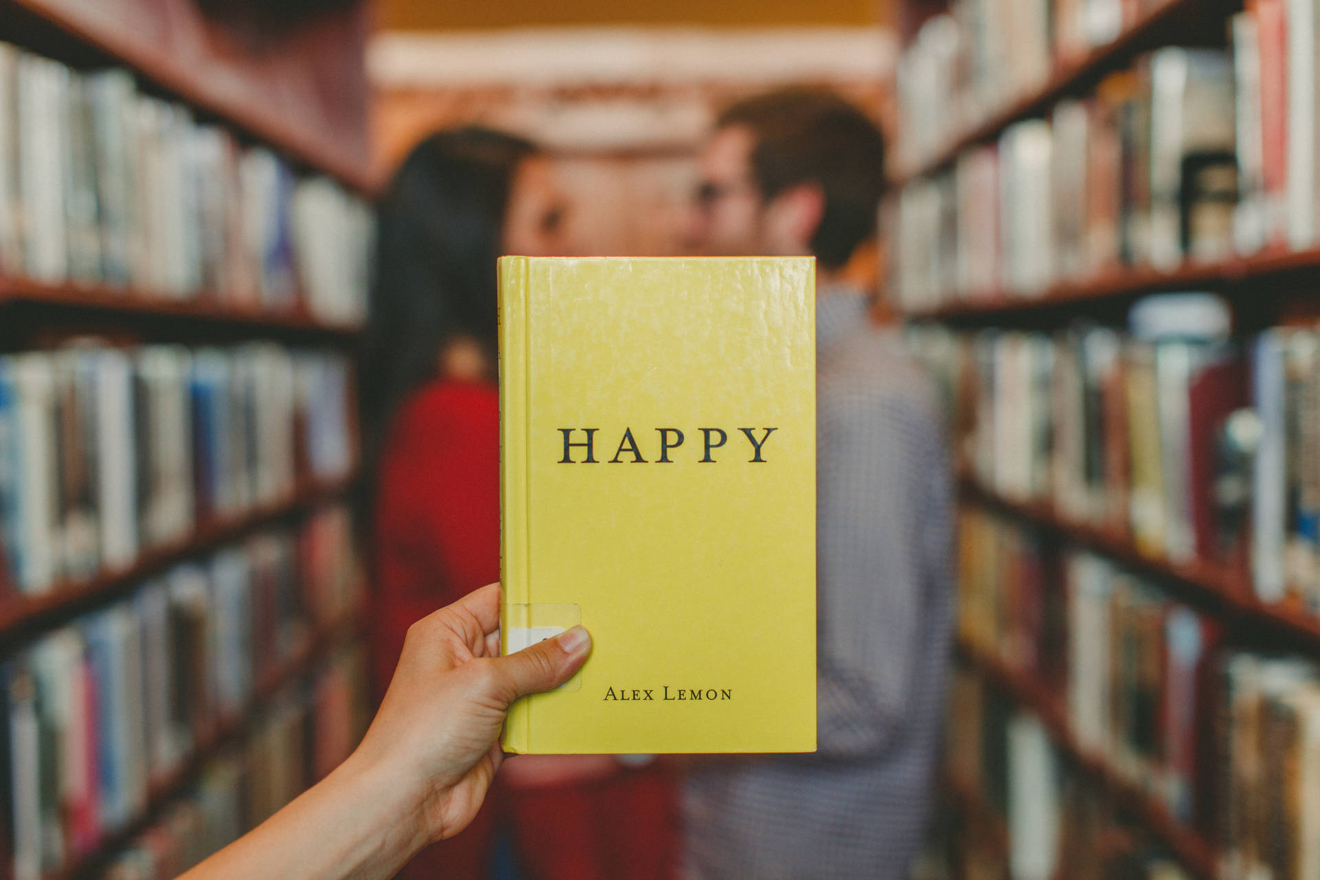Happy Couple In A Library. Wallpaper