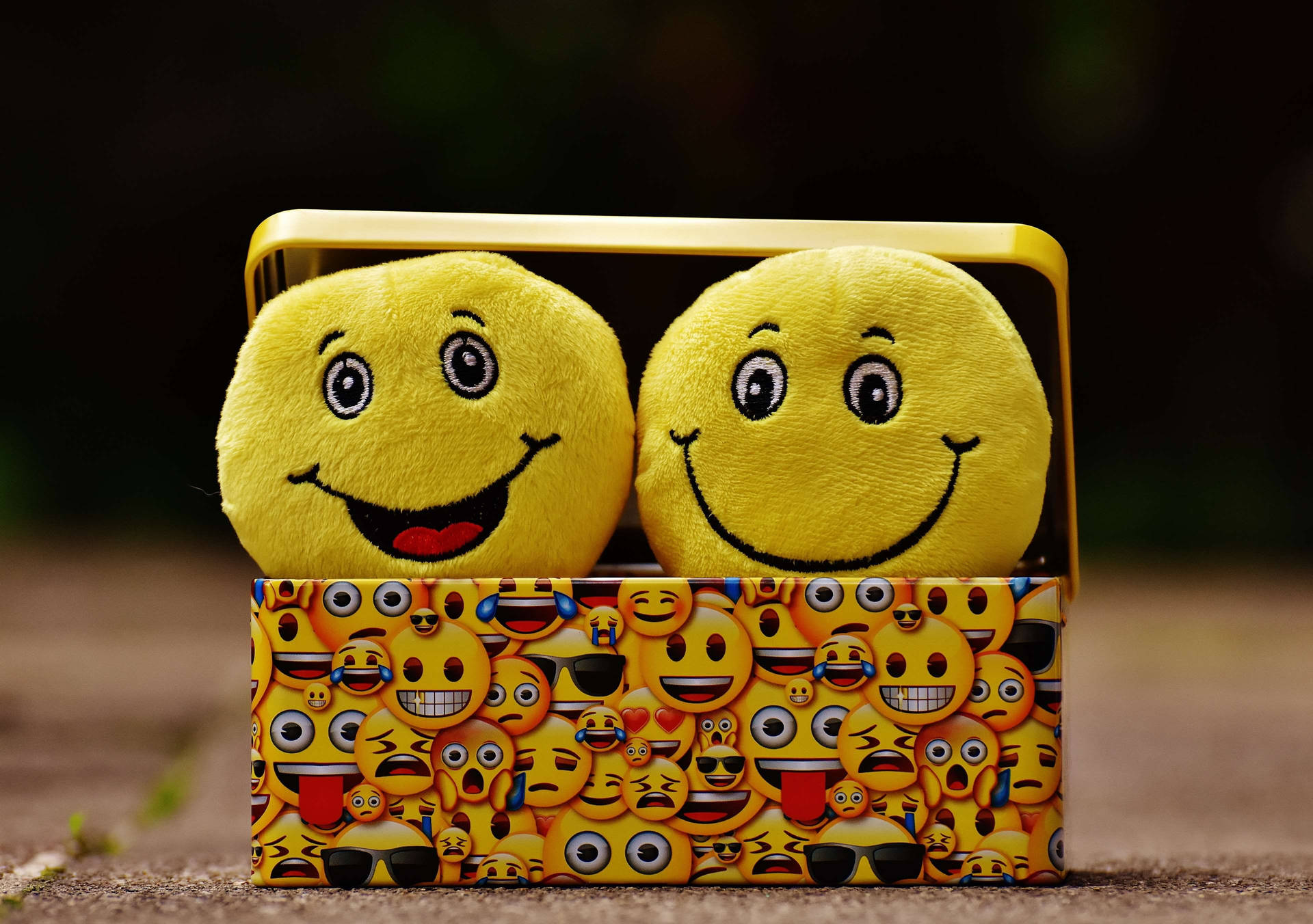 Glade emoji i en tin kan Wallpaper