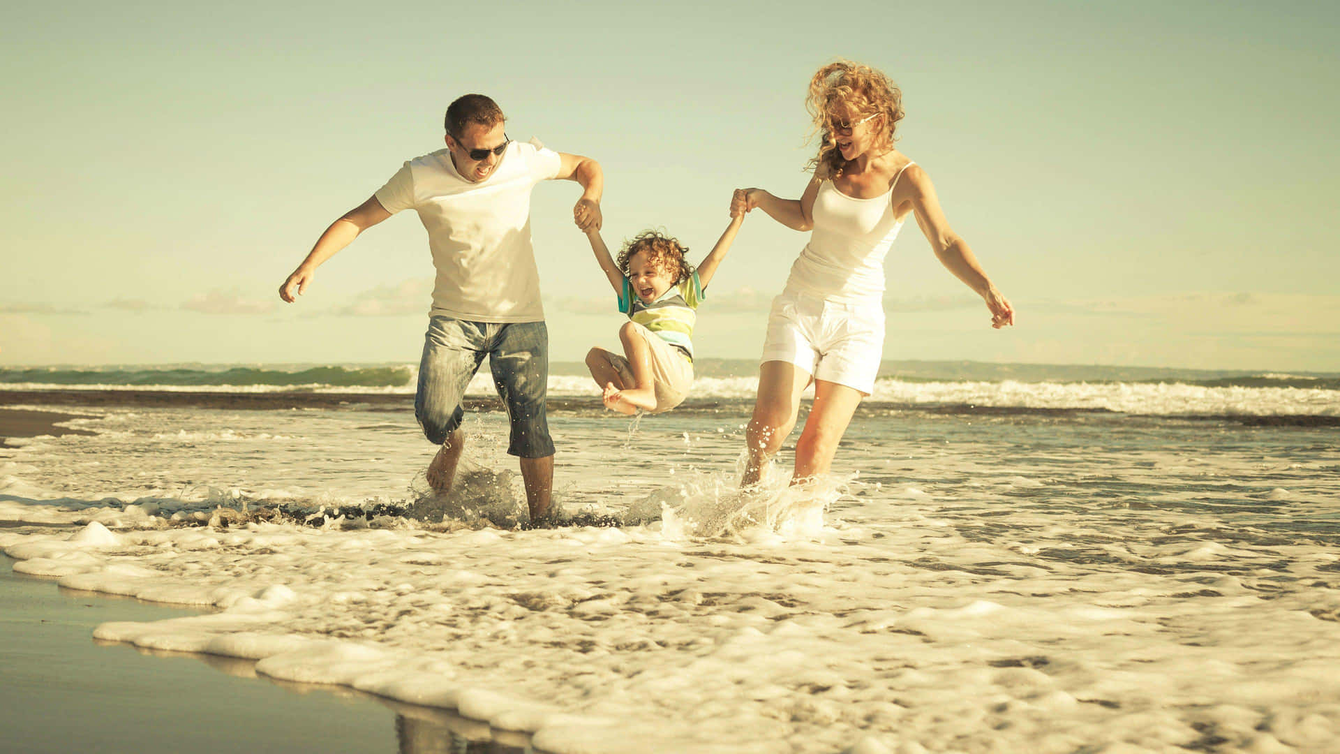 Glade familiebilleder ved stranden