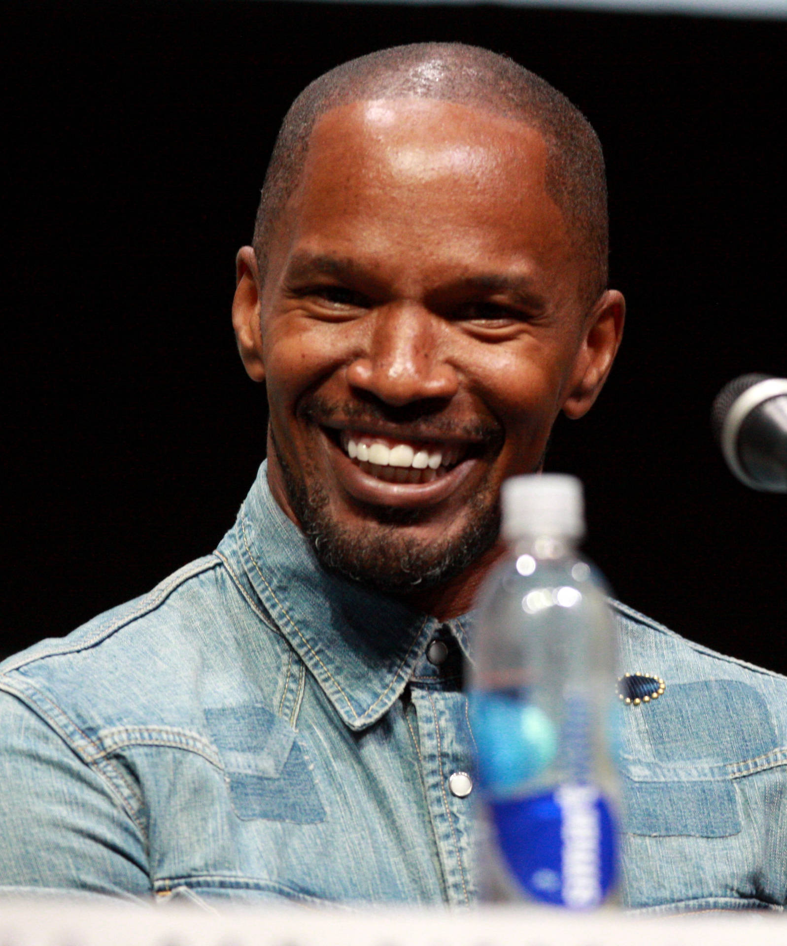 Jamie Foxx grins happily while attending the Golden Globe Awards. Wallpaper
