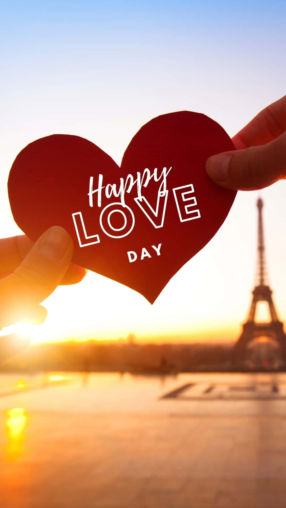 Cœur De La Tour Eiffel Au Coucher De Soleil Pour La Journée De L'amour Heureuse Fond d'écran