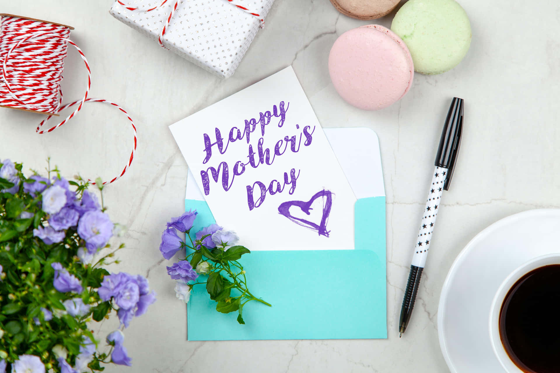 Ønsker en glædelig mors dag kort med blomster og en kop kaffe Wallpaper