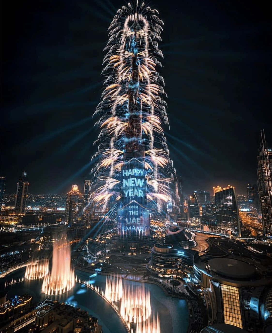 Burjkhalifa-tornet I Dubai Med Fyrverkerier. Wallpaper