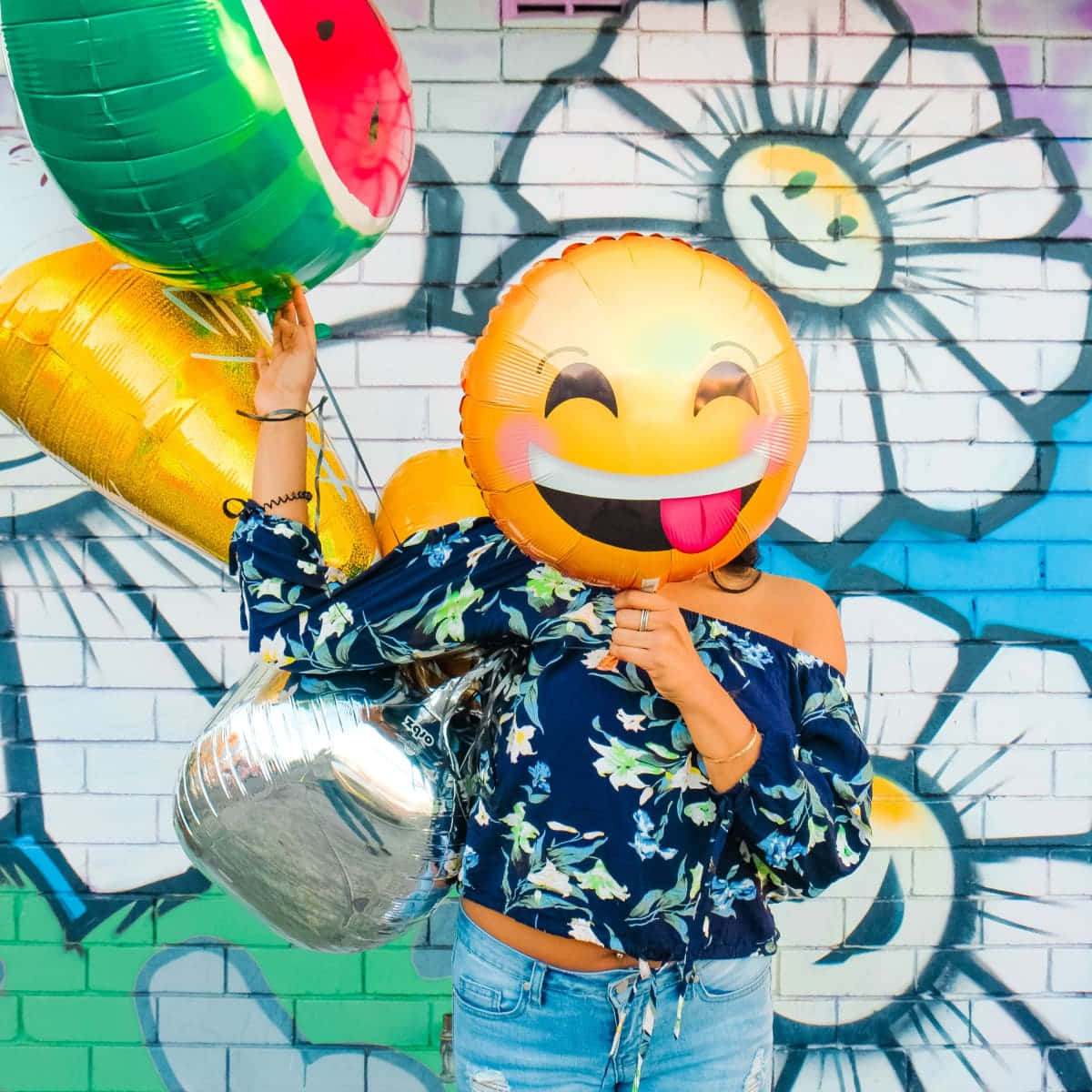 Mädchenbedeckt Gesicht Mit Glücklichem Emoji-ballon Bild