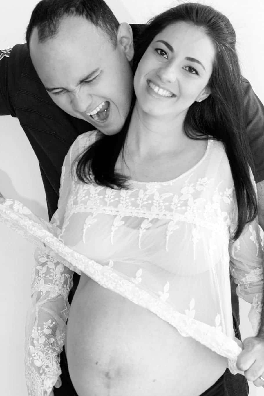Glücklichesschwangeres Paar In Monochrom Wallpaper