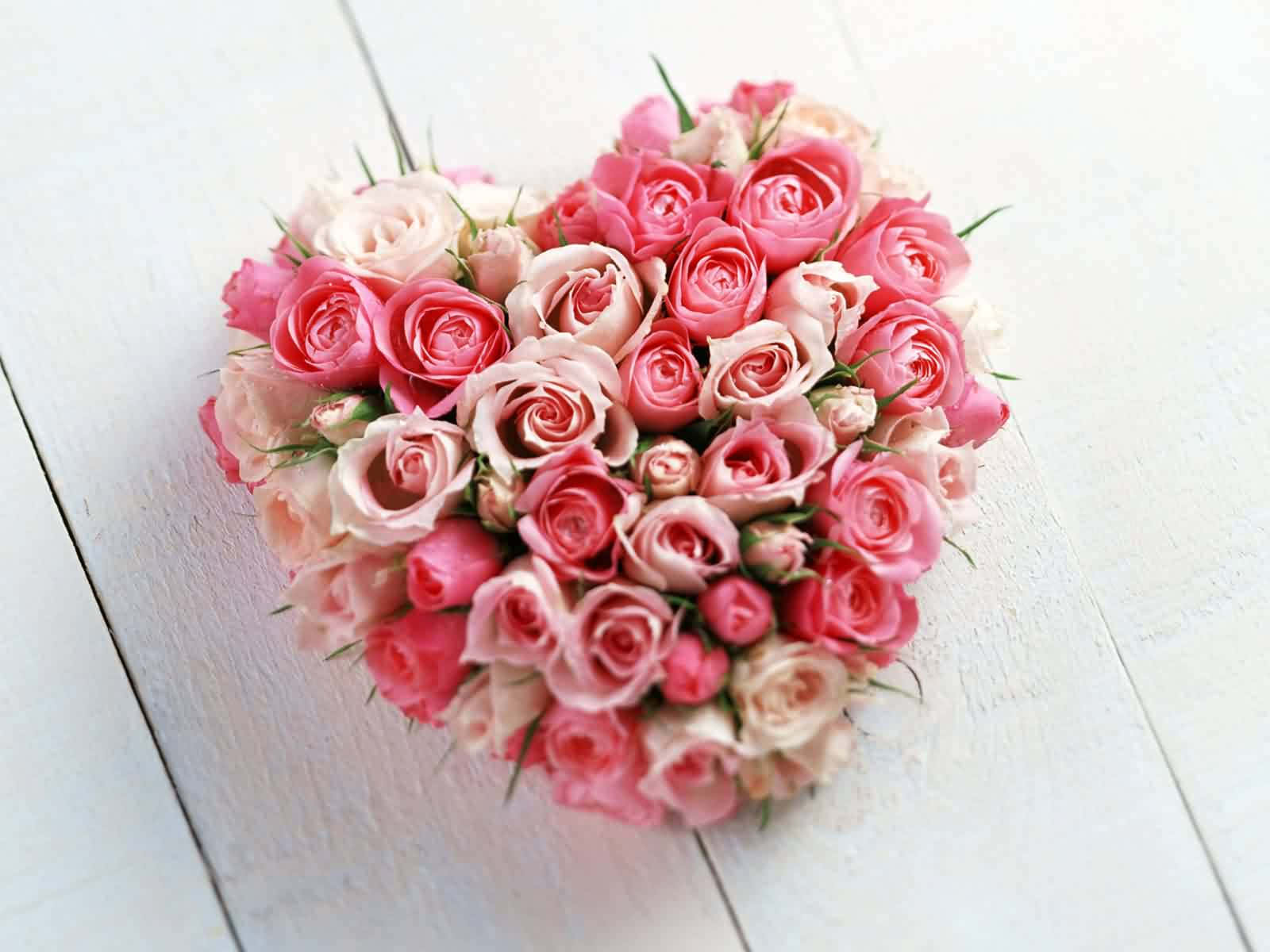 Umadisposição Em Forma De Coração De Rosas Cor-de-rosa E Brancas.