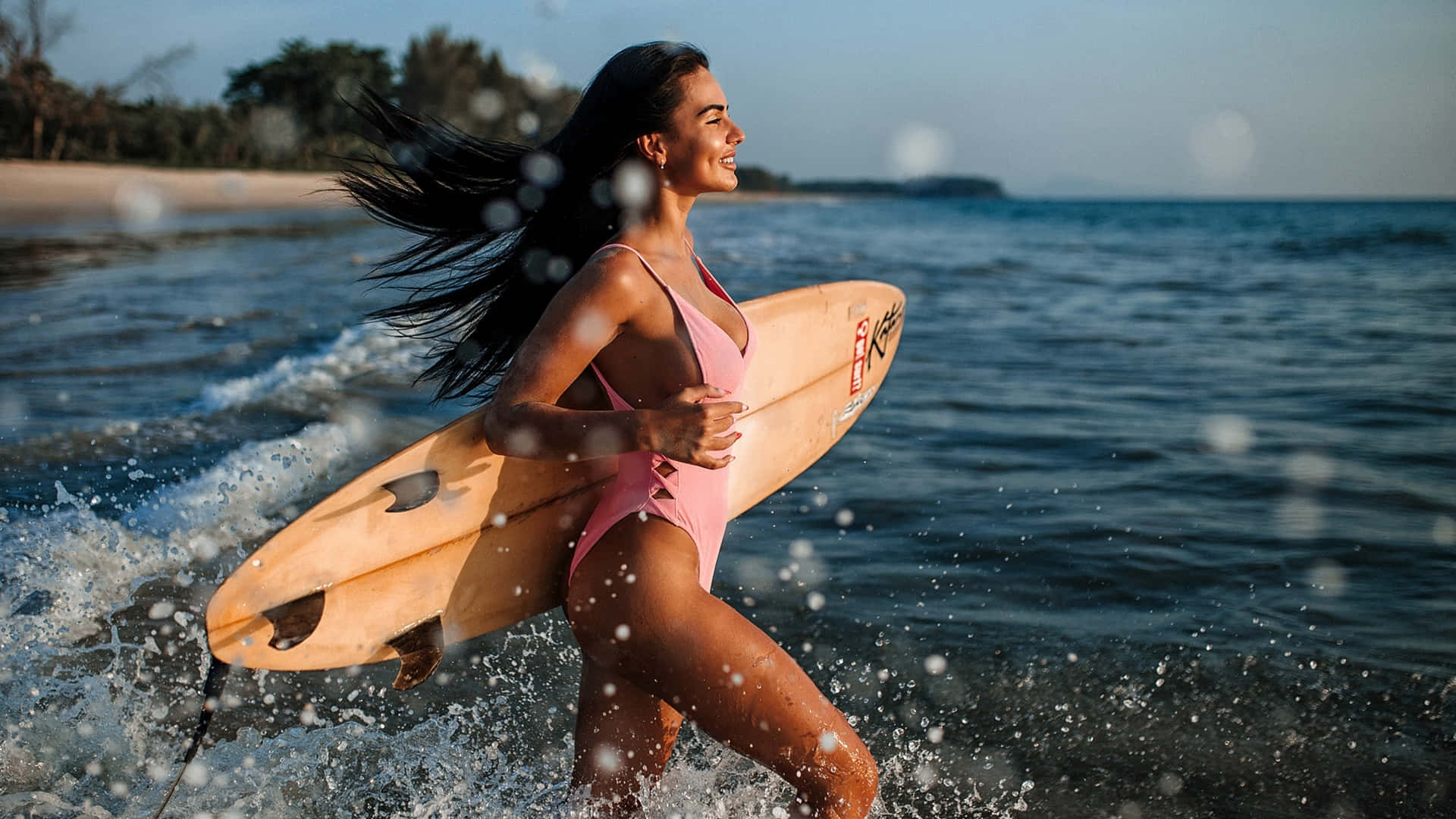 Glücklichefrau Mit Surfbrett Wallpaper