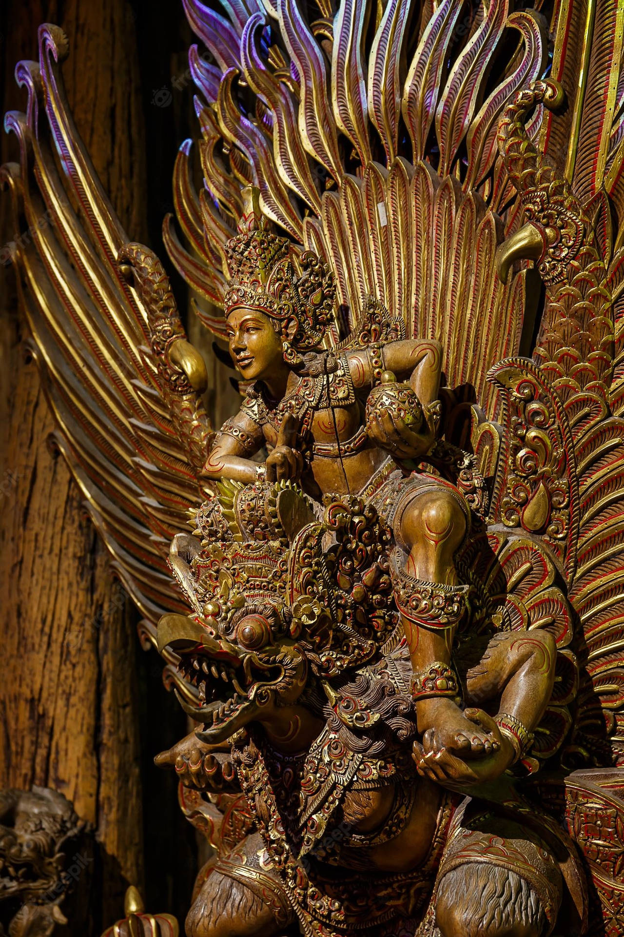 Hardcarved Træ Garuda Statue Wallpaper