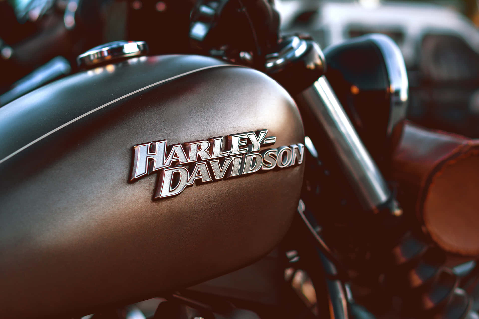 Harleydavidson-logo Im Hintergrund Eines Motorrads