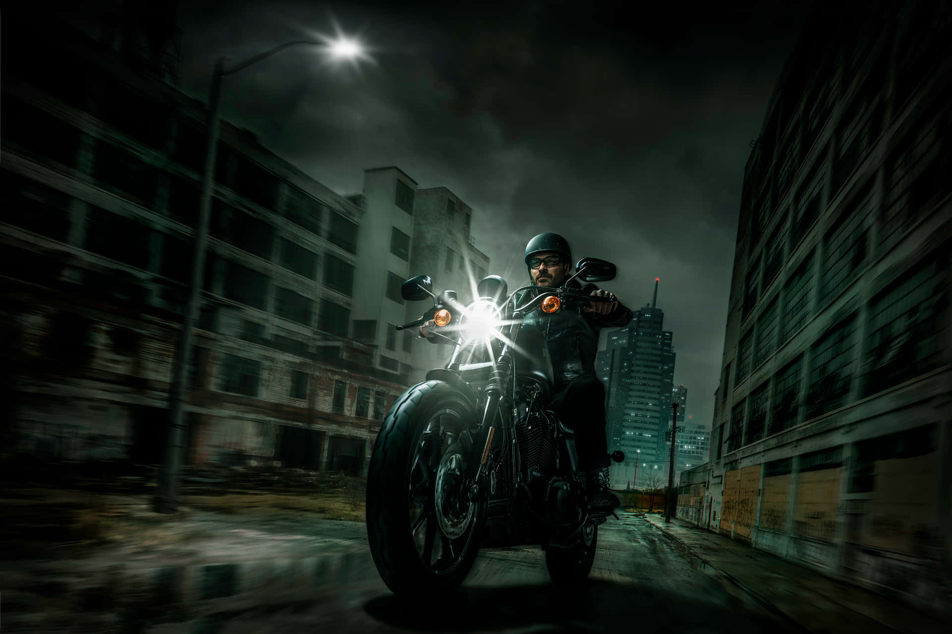 Hintergrundbildmit Harley Davidson Motorrad Und Einem Männlichen Fahrer