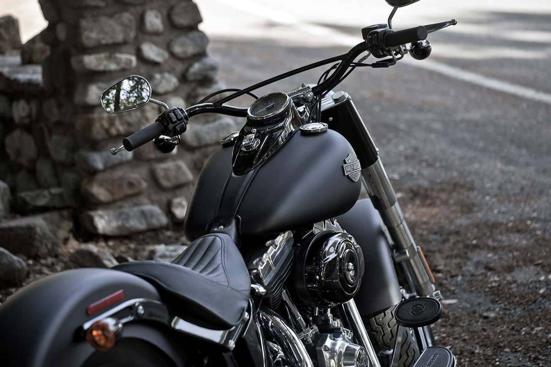 Unaclassica Motocicletta Harley Davidson Hd Sulla Strada Aperta. Sfondo