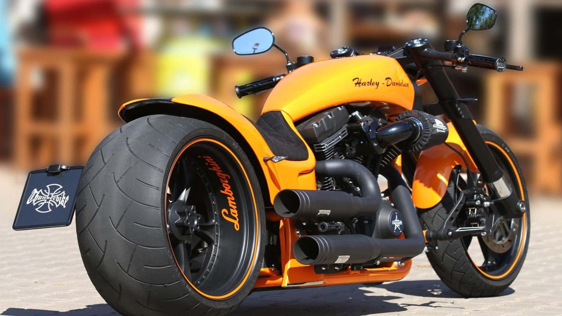 Nyd den åbne vej på en Harley-Davidson HD Wallpaper