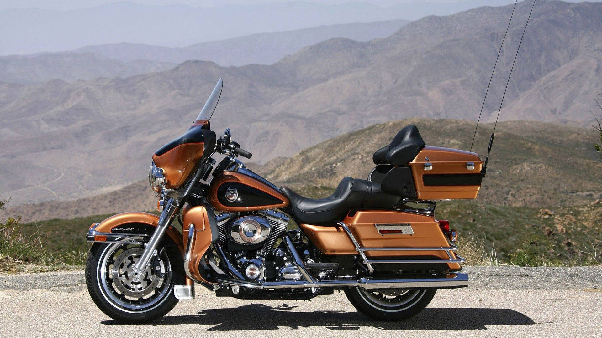 A rugged Harley davidson motorcycle with amazing features. Wallpaper